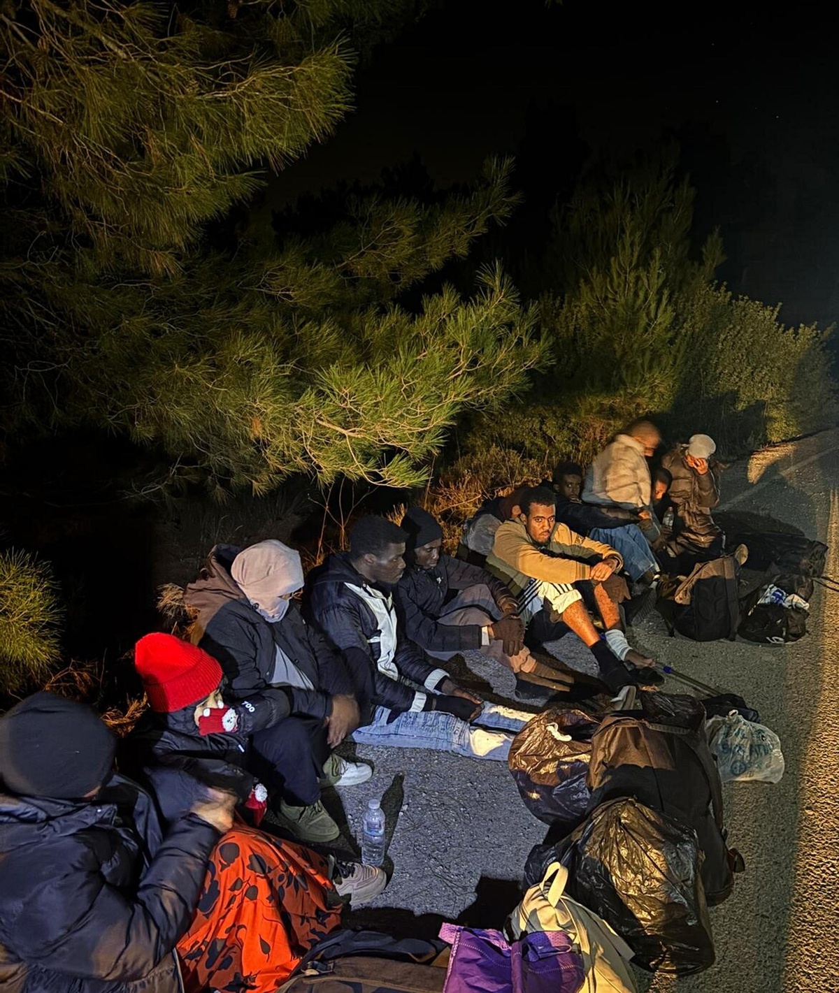 İzmir Karaburun'da 16 kaçak göçmen yakalandı, organizatör şüphelisi tutuklandı