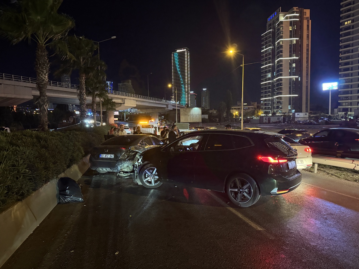 İzmir Konak'ta 8 aracın karıştığı zincirleme kazada 4 kişi yaralandı