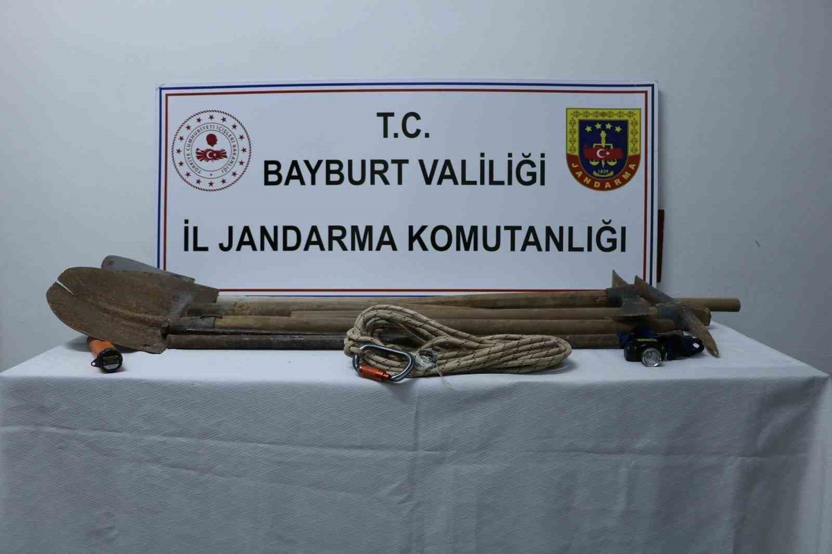 Jandarma Bayburt Aşağıçimağıl'da izinsiz kazı yapan 6 kişiyi suçüstü yakaladı