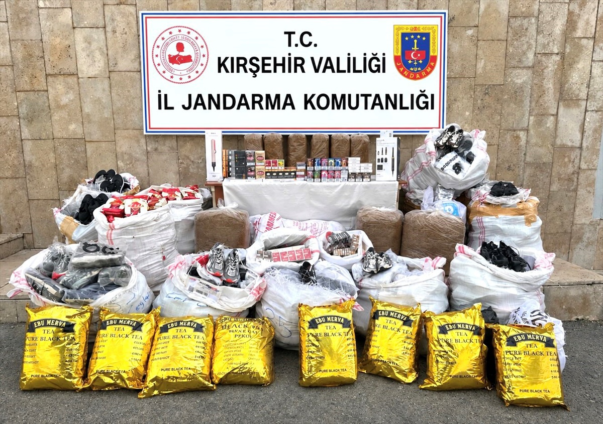 Jandarma, Kırşehir gişelerinde minibüste 11 bin 464 gümrük kaçağı ürün ele geçirdi