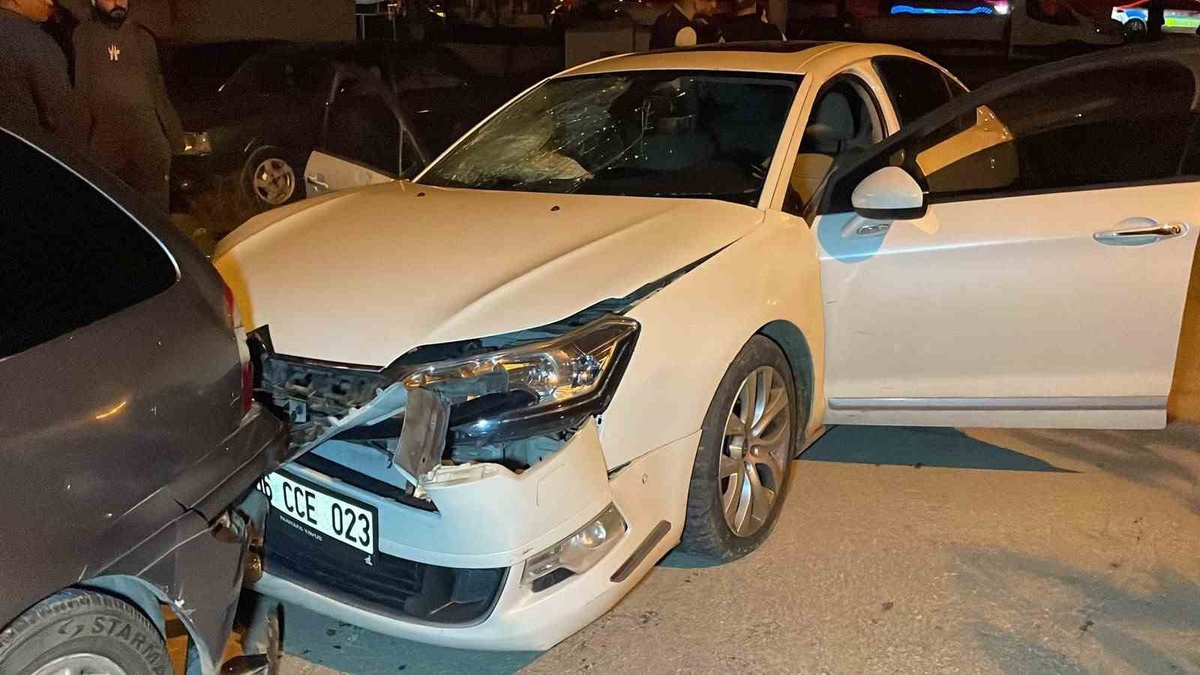 Karaman'da kavşakta otomobil ile panelvan çarpıştı, 2'si ağır 3 kişi yaralandı