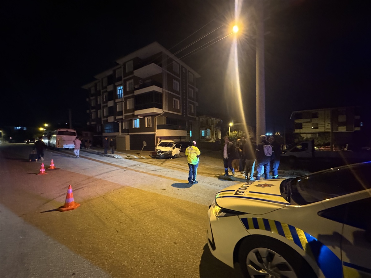 Karaman'da otomobil panelvanla çarpıştı, 3 kişi yaralandı, 2'sinin durumu ağır
