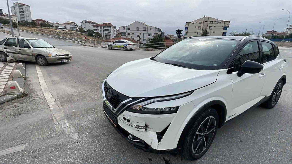 Karaman'da sabah kavşakta cip ile otomobil çarpıştı, 2 kişi yaralandı