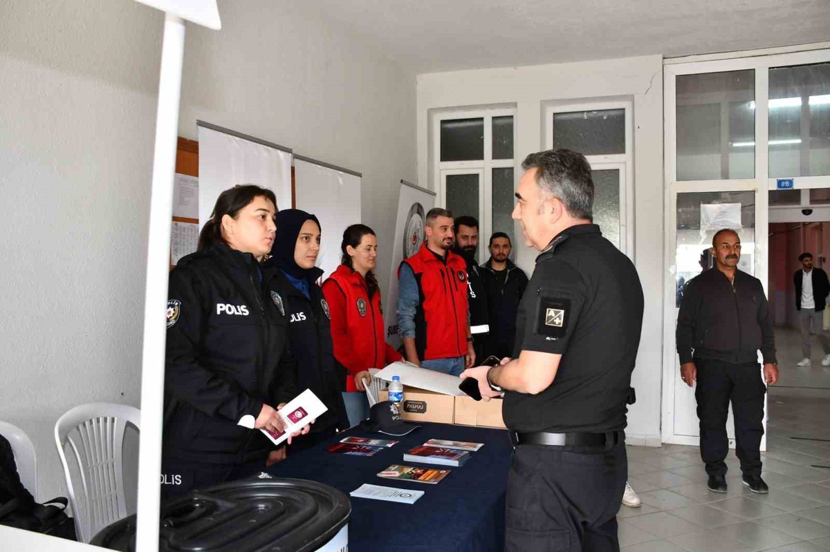 Kars Emniyet Müdürlüğü, Kafkas Üniversitesi öğrencilerine bilgilendirme yaptı