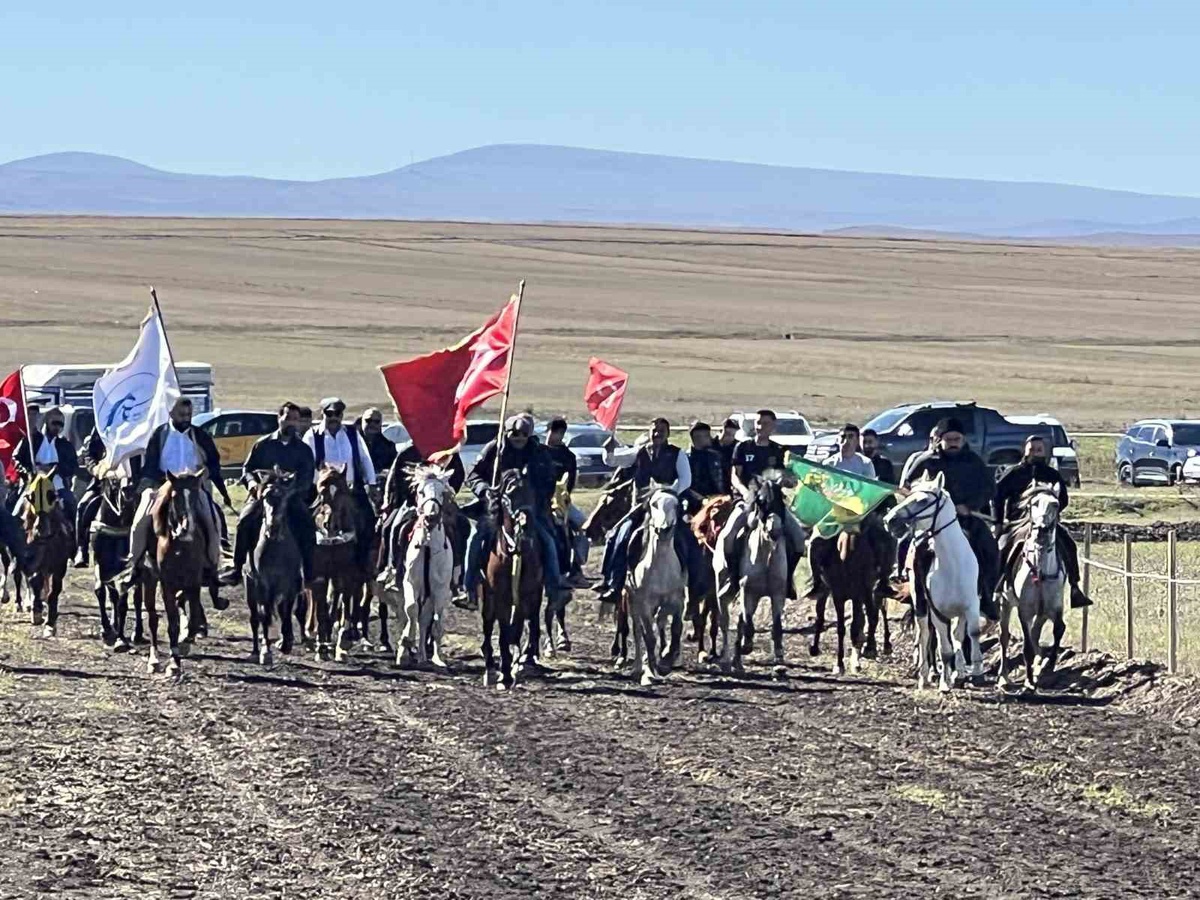 Kars'ta 5. Geleneksel Rahvan At Yarışları Meydancık'ta yoğun ilgi gördü