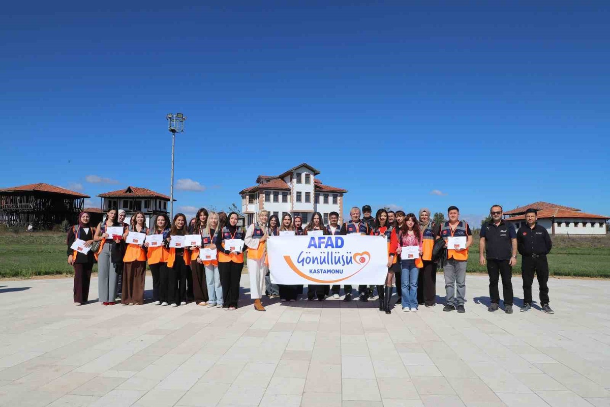 Kastamonu'da eğitimlerini tamamlayan 38 gönüllü destek AFAD gönüllüsü kimliği aldı