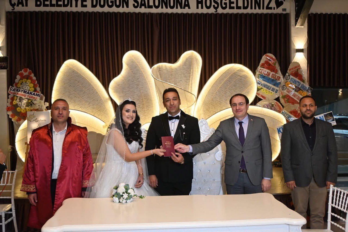 Kaymakam Türker, Afyonkarahisar Çay'da mesai arkadaşlarının nikah şahidi oldu