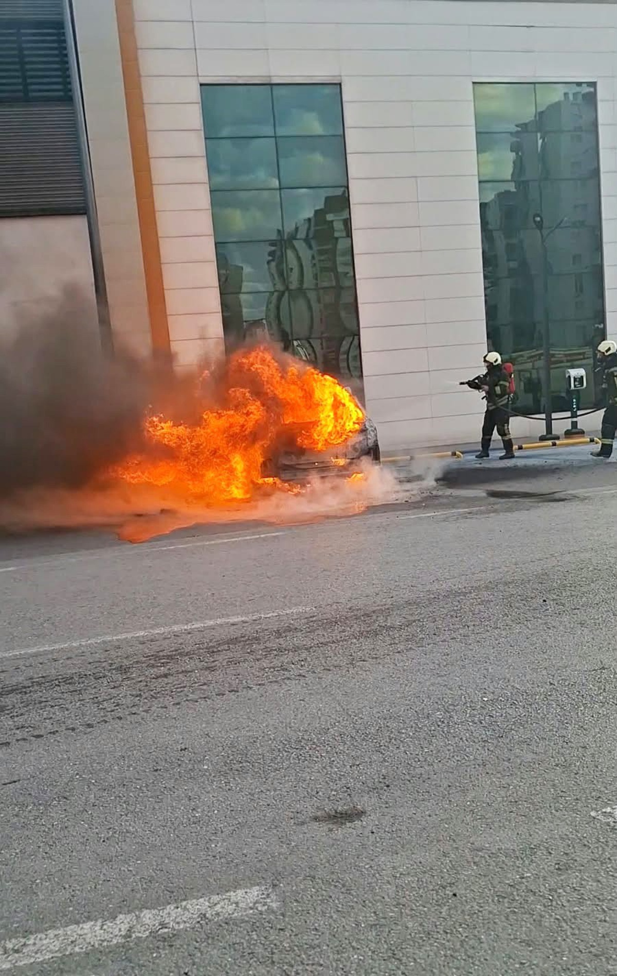 Kayseri Melikgazi'de şarjda bırakılan elektrikli araç alev aldı