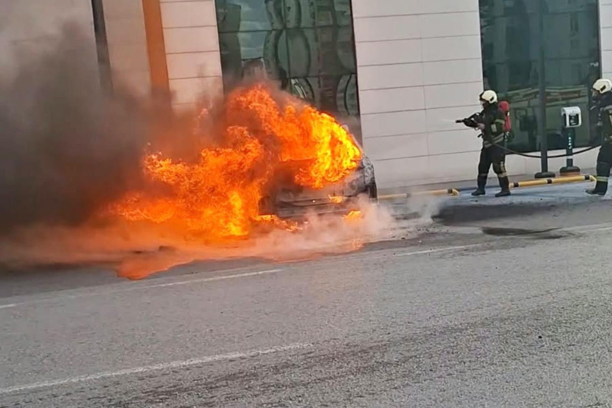 Şarjda bırakılan elektrikli araç alev alev yandı
