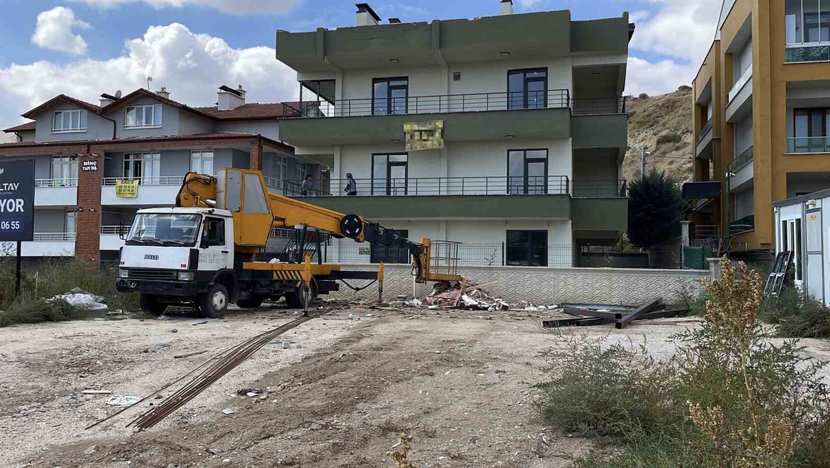 Konya Meram'da sepetli vinçle demir çıkarırken 2 metreden düşen işçi yaralandı
