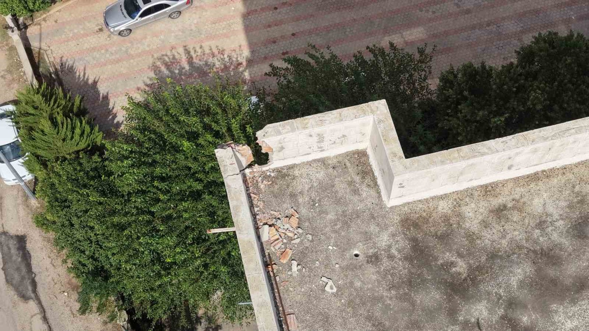 Kozan'da apartmanın çatısına yıldırım düştü, kopan parçalar 2 aracı hasarladı