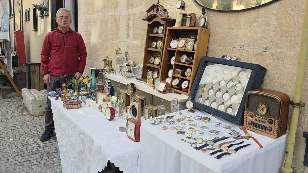 Kütahya'da Mustafa Arslan'ın 25 yıllık saat koleksiyonu evine sığmıyor