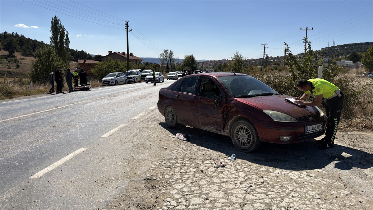 Kütahya'da otomobil ile motosiklet çarpıştı, 1 kişi öldü, 2 kişi yaralandı