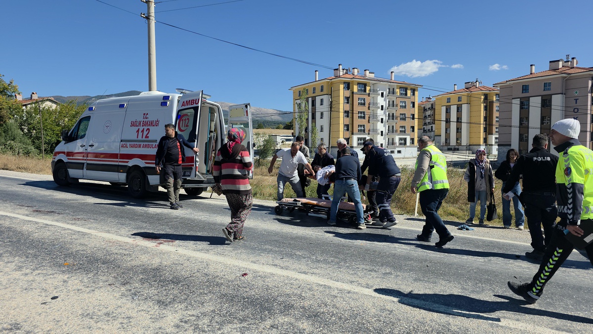 Kütahya Tavşanlı'da motosiklet otomobille çarpıştı, motosikletli öldü, 2 yaralı