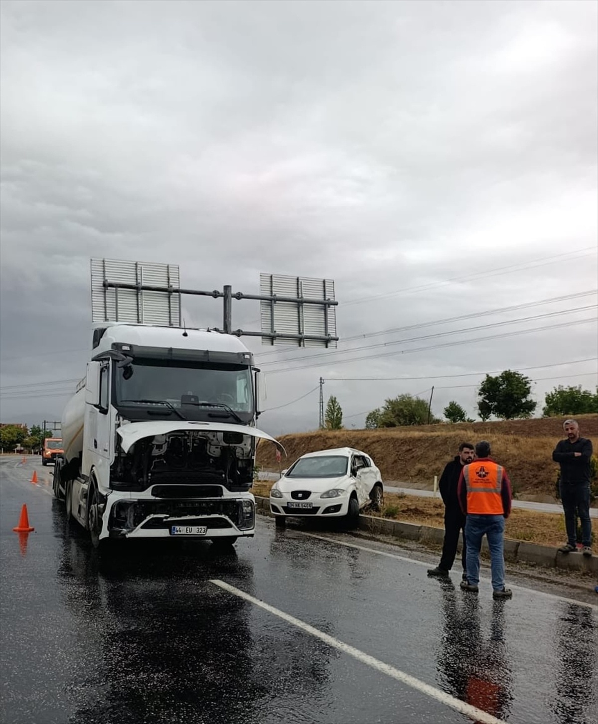 Malatya'da tırla otomobilin çarpıştığı kazada 3 kişi yaralandı