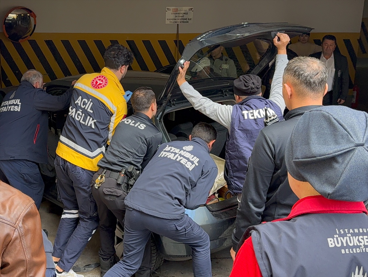 Maltepe'de duvara çarpan otomobilde sıkışan yaralı sürücüyü itfaiye kurtardı