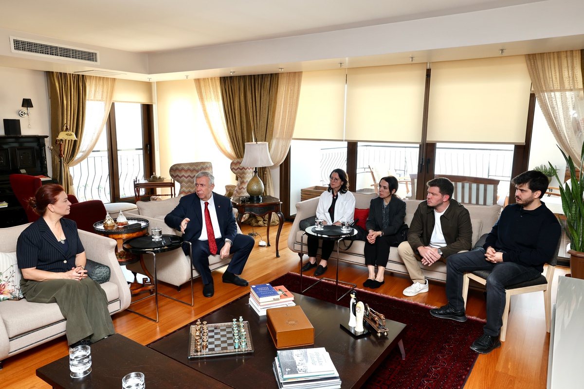 Mansur Yavaş, gözaltına alınan Vahap Seçer'in ailesini ve belediyeyi ziyaret etti