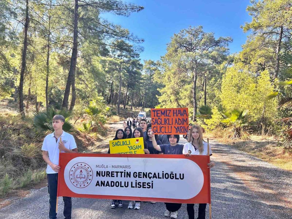 Marmaris'te Dünya Yürüyüş Günü'nde öğrenciler Kaymakam Nurullah Kaya ile adım attı