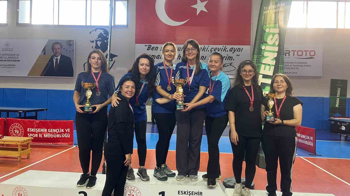 Masa tenisinde dereceye giren takımlar Eskişehir'i bölge elemelerinde temsil edecek