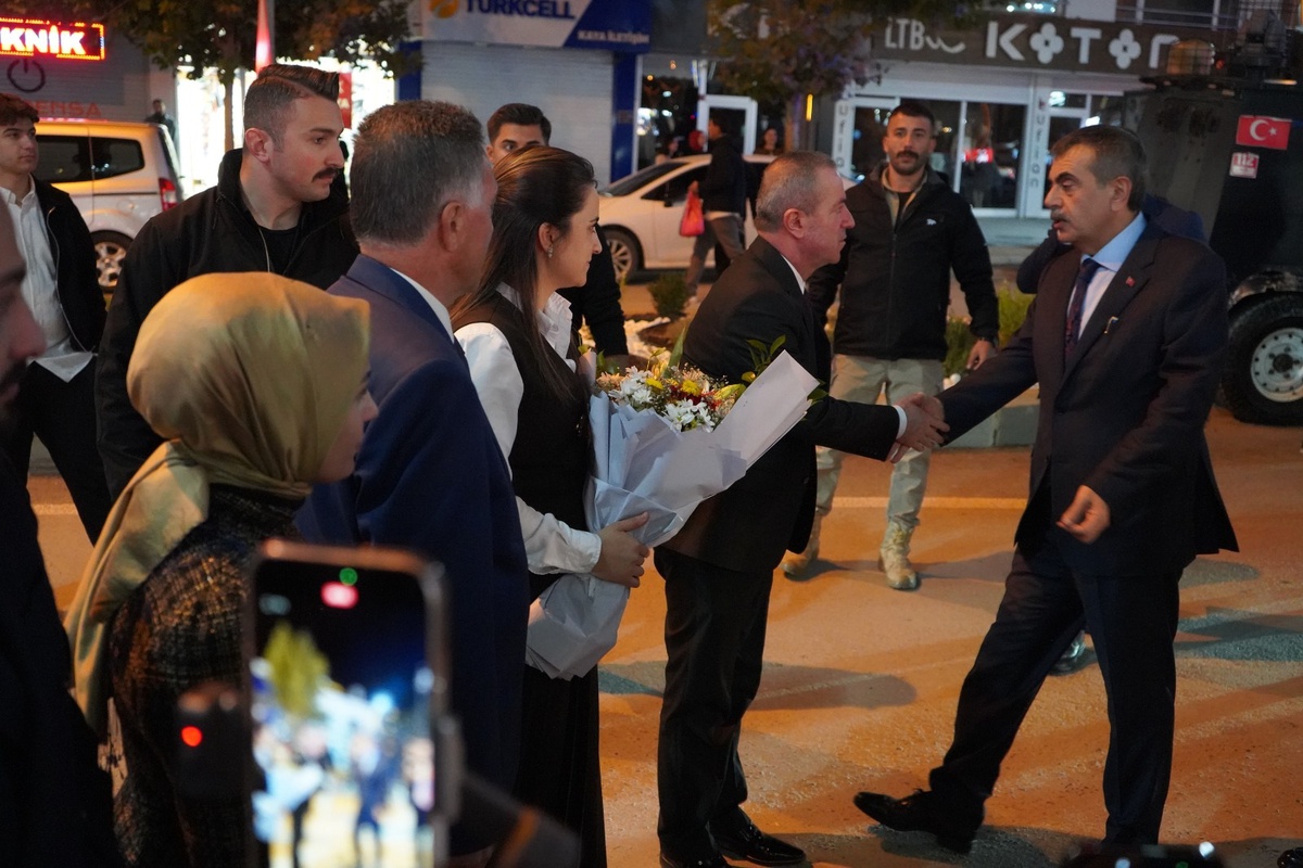 MEB Bakanı Tekin, Hakkari'de tarihi medresede gençlerle buluşup şarkılara eşlik etti