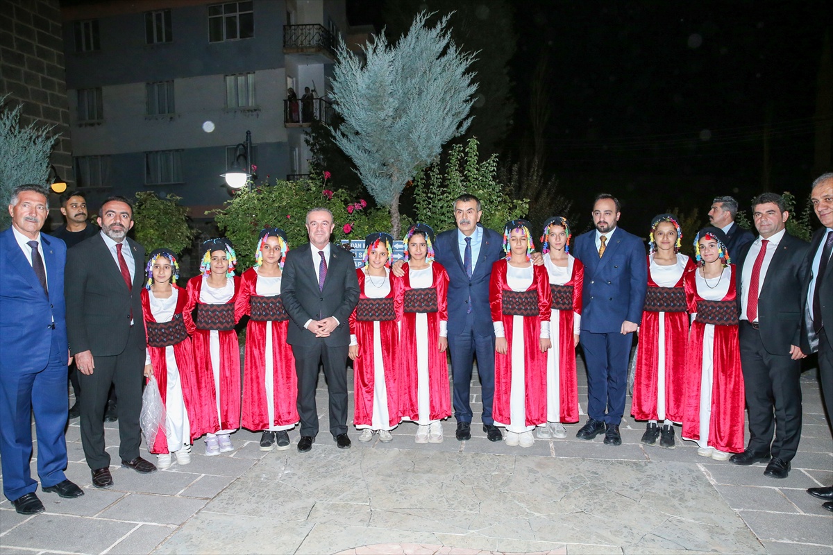 Milli Eğitim Bakanı Tekin, Hakkari'de gençlerle bir araya geldi: