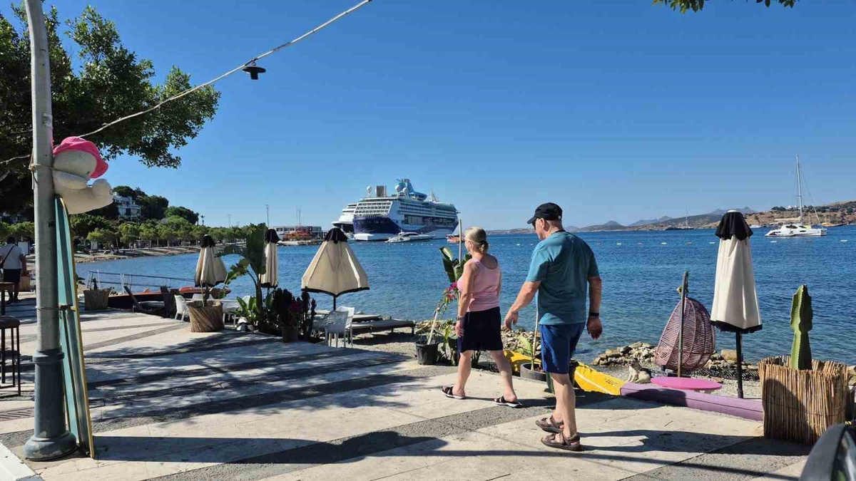 Muğla Bodrum'da iki kruvaziyer 2 bin 888 yolcu ve 1 bin 269 personel getirdi
