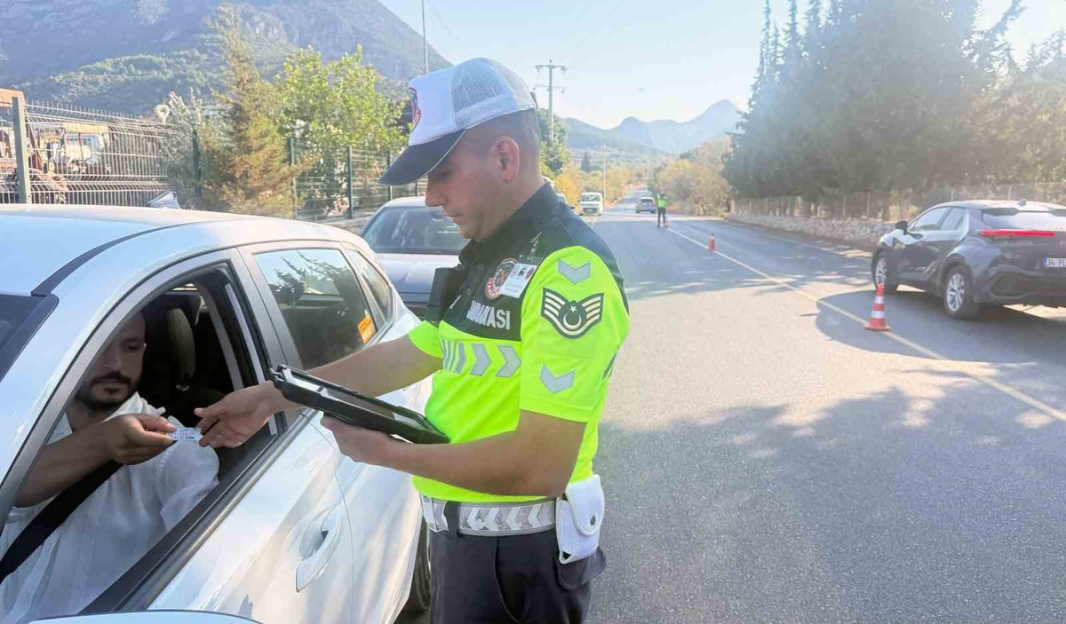 Muğla'da jandarma trafik denetimlerinde 1-30 Eylül'de 97 bin 187 araç kontrol edildi