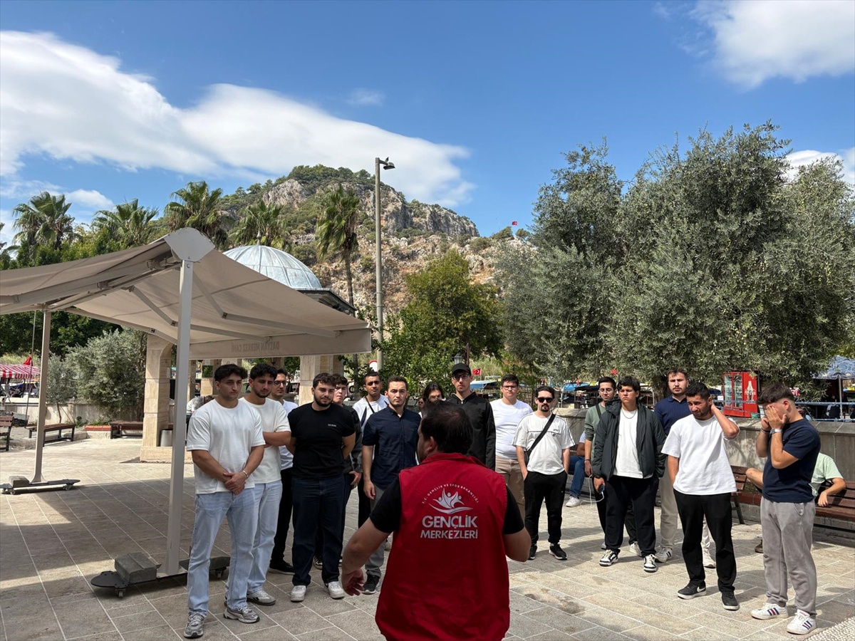 Muğla'da yeni üniversiteliler 'Gelin Tanış Olalım' gezisiyle Dalyan'ı keşfetti