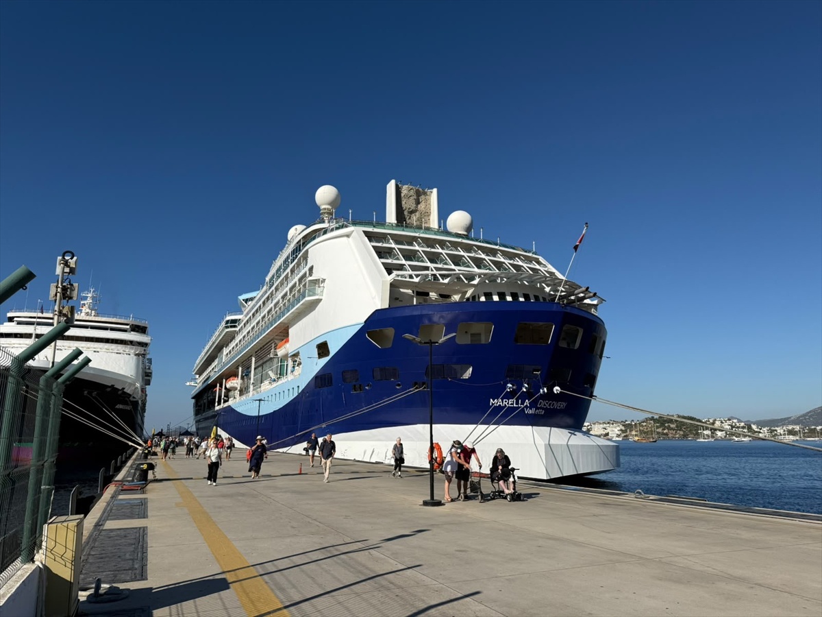 Muğla'nın Bodrum ilçesine uğrayan iki kruvaziyer 2 bin 888 turist getirdi