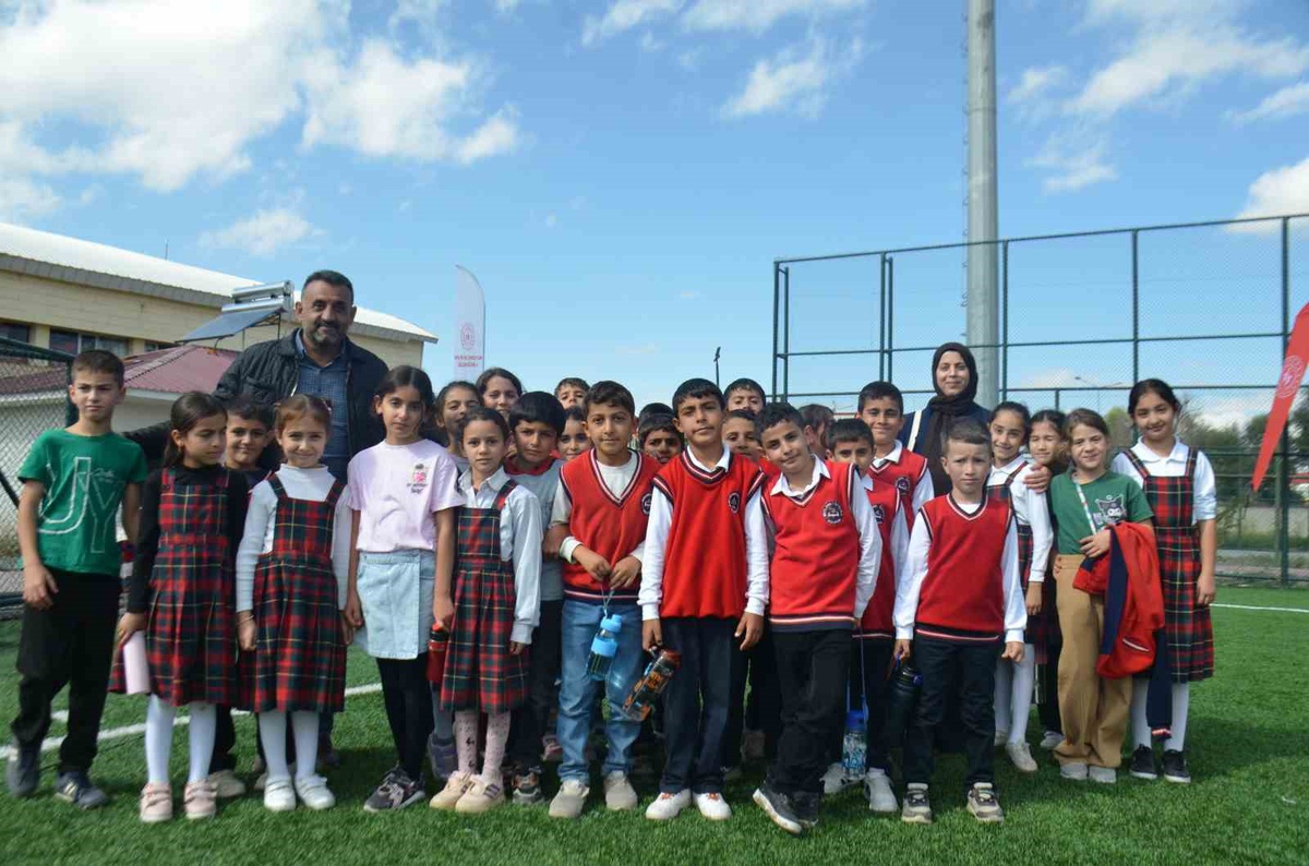 Muş Bulanık'ta Geleneksel Spor Şenliği öğrencilere renkli anlar yaşattı