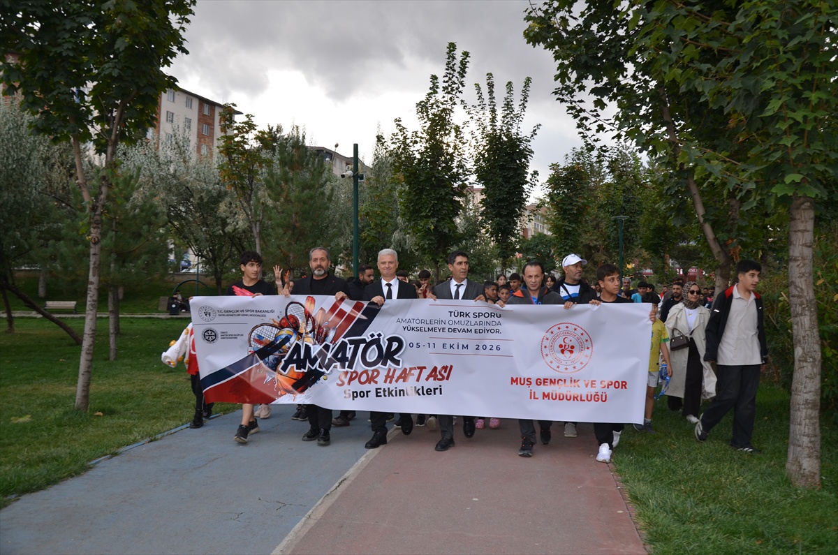 Muş'ta Amatör Spor Haftası kortejinde sporcular Yeni Spor Salonu'na yürüdü