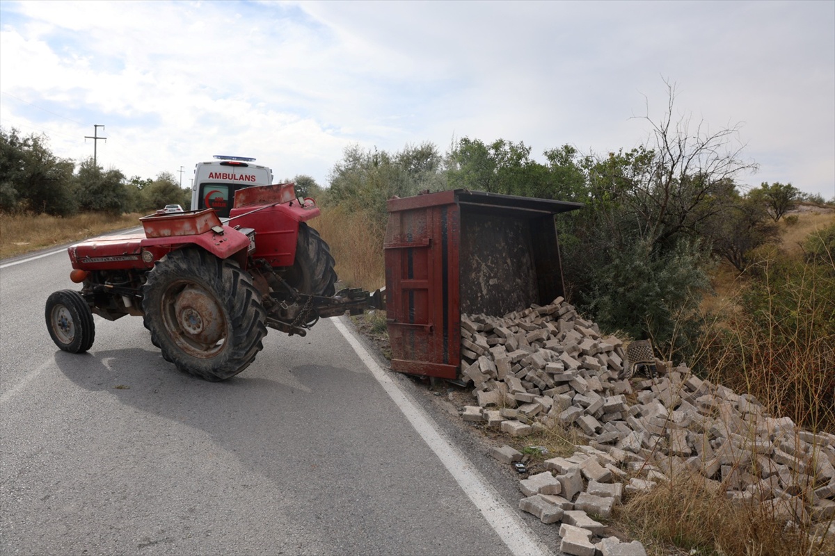 Nevşehir Alacaşar'da traktörün römorku devrildi, ikisi çocuk 3 kişi yaralandı