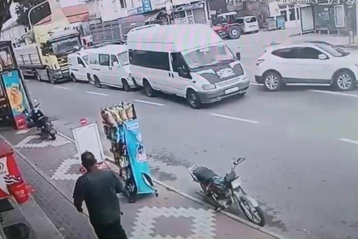 Trafik yavaşlayınca hızını alamayan TIR 4 aracı önüne kattı! O anlar kamerada