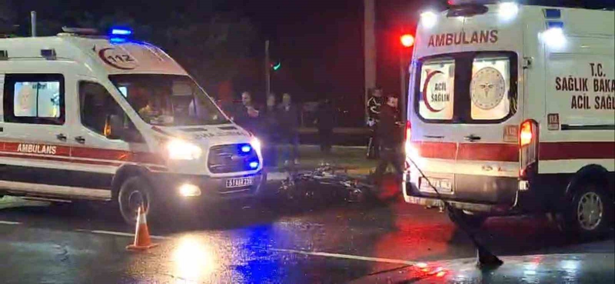 Niğde Bor'da ticari araç ile motosiklet çarpıştı, 2 kişi öldü, 1 kişi ağır yaralandı