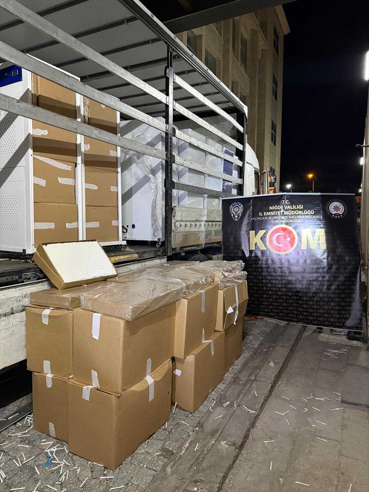 Niğde'de tırda 1 milyon 900 bin doldurulmuş makaron bulundu, 2 zanlı tutuklandı