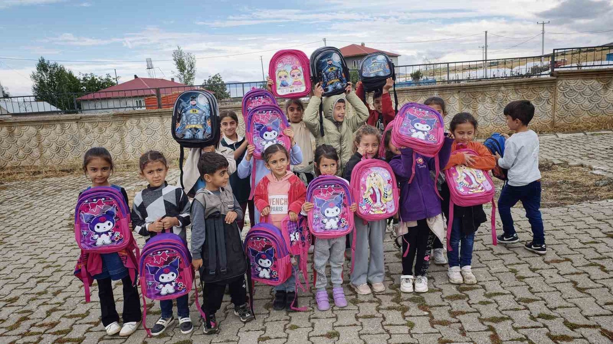 Polis memuru Mustafa Şahin, Muş köylerindeki çocuklara çanta ve kırtasiye ulaştırdı