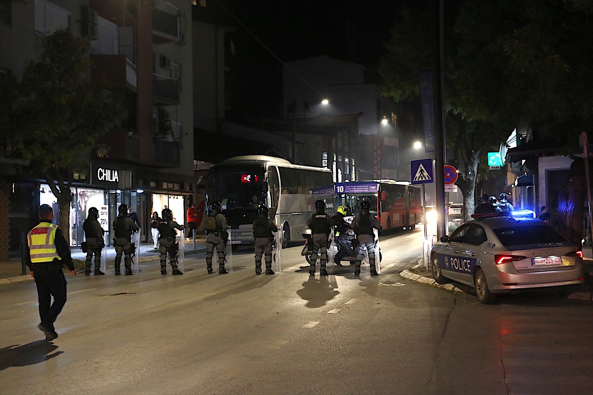 Priştine'de Lahey kararına karşı eylemde polis göz yaşartıcı gaz kullandı