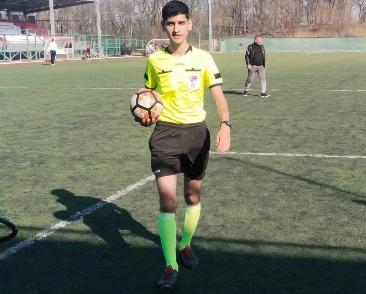 Samsun Vezirköprü'de 17 yaşındaki öğrenci hastanede staj, hafta sonu hakemlik yapıyor