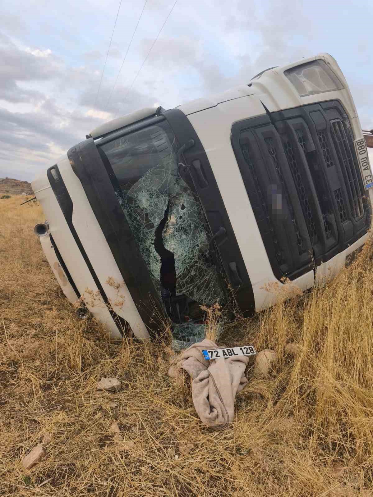 Siirt Kurtalan'da kontrolden çıkan kamyon devrildi, sürücü yaralandı
