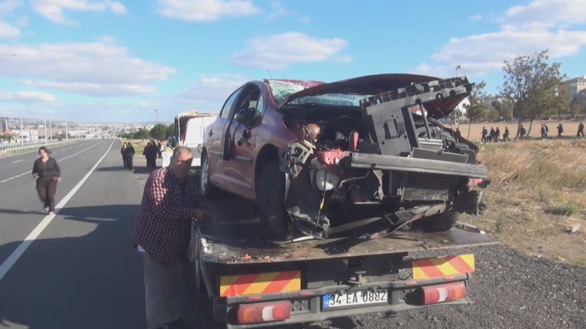 Silivri'de sürücünün manevrasıyla takla atan otomobilde 1'i çocuk 3 kişi yaralandı
