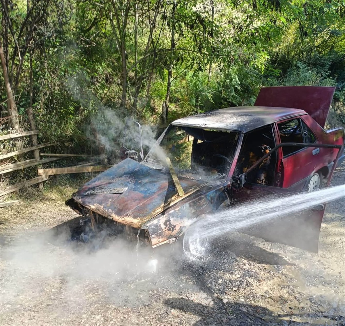 Sinop Türkeli'de otomobilin motoru alev aldı, araç kullanılamaz hale geldi