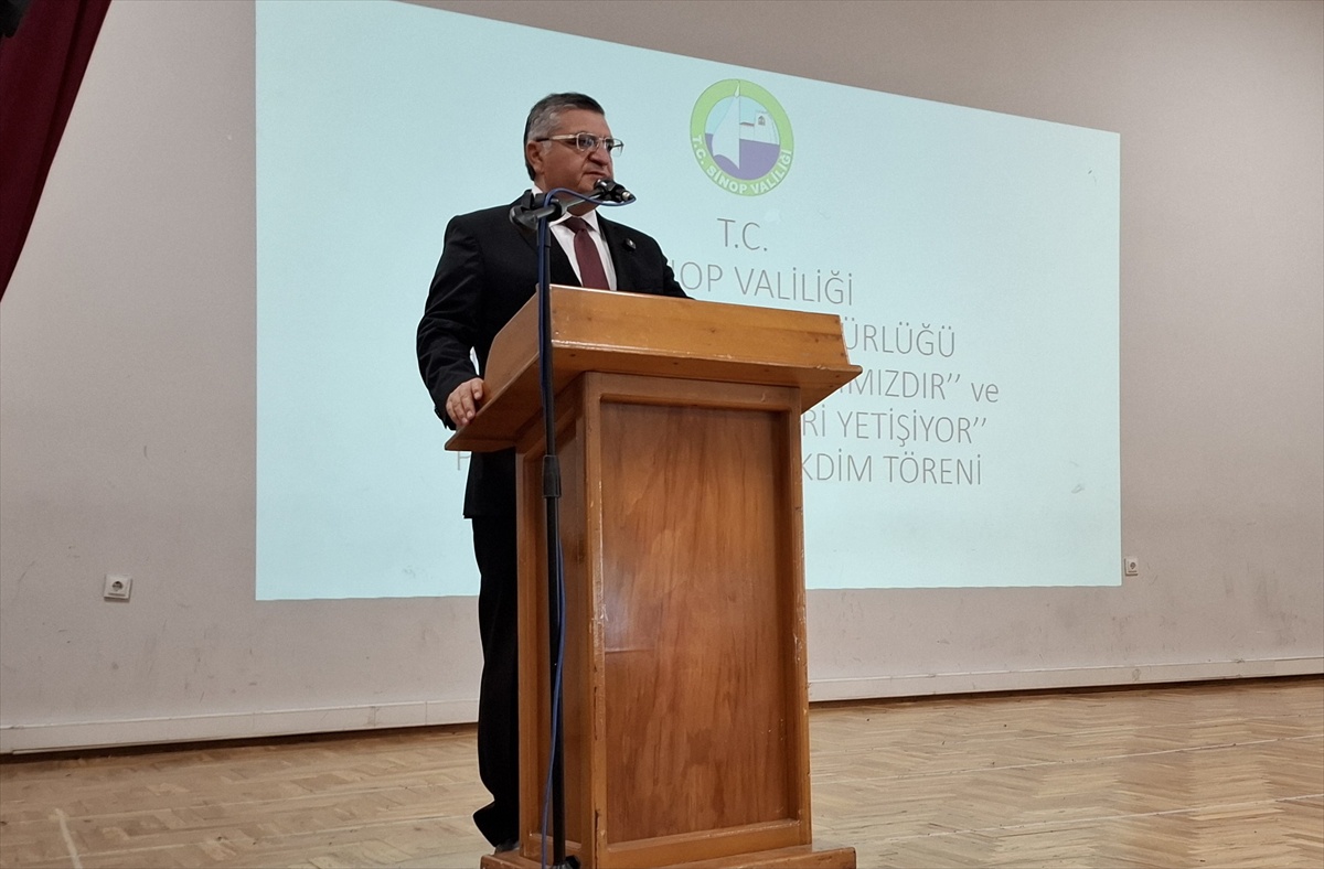Sinop Valisi Özarslan öğretmenlere başarı belgesi takdim etti