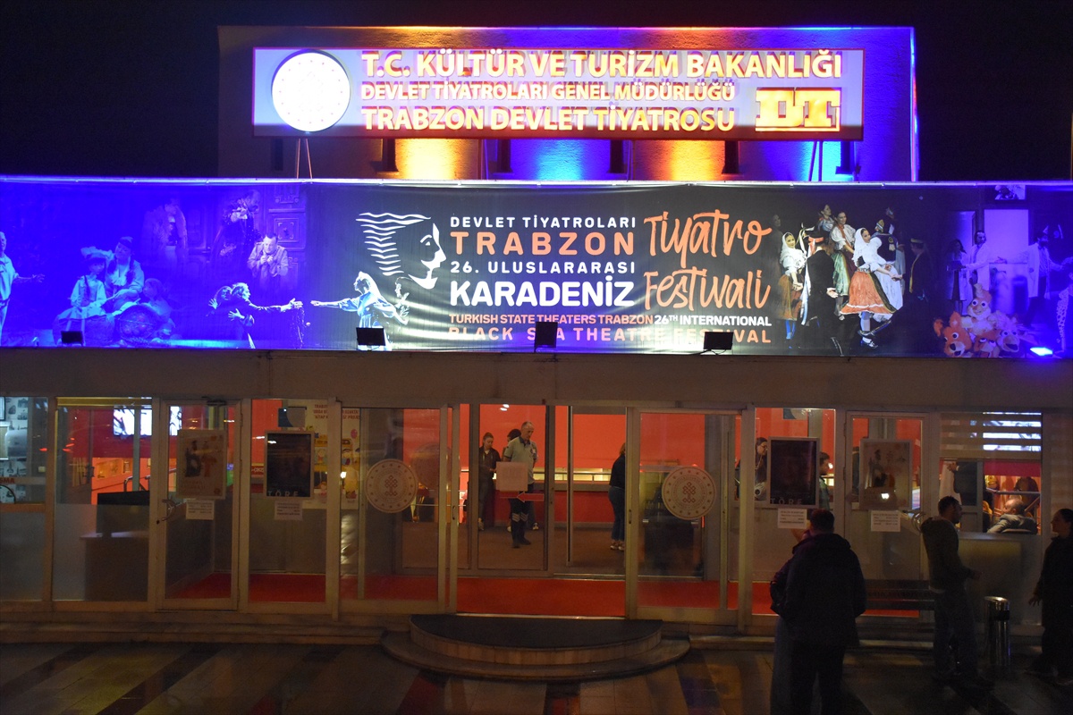 Trabzon Devlet Tiyatrosu yeni sezonu 'Töre' ile açtı, 70 bin seyirciyi aşmayı hedefliyor