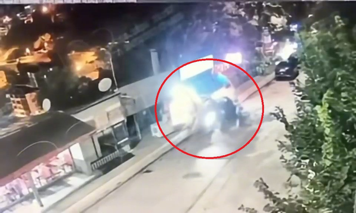 Tunceli'de otomobil büfe önündeki 4 kişiye çarptı, 6 yaralı, kaza kameraya yansıdı