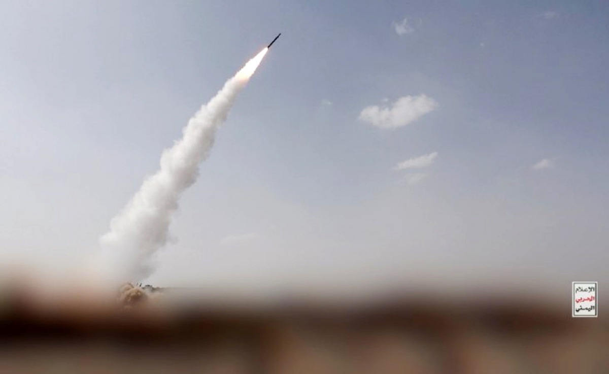 UKMTO, Yemen'in Muha açıklarında geminin yakınında patlamalar olduğunu bildirdi