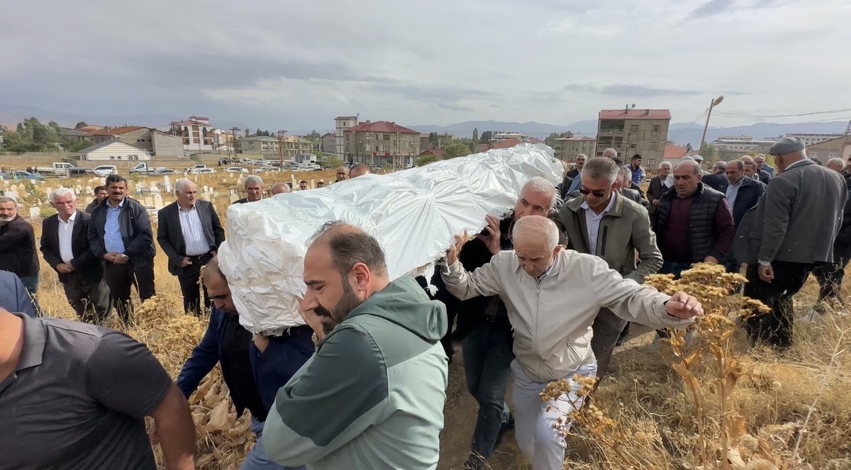 Umre dönüşü kalp krizi geçiren 80 yaşındaki vatandaş Yüksekova'da defnedildi