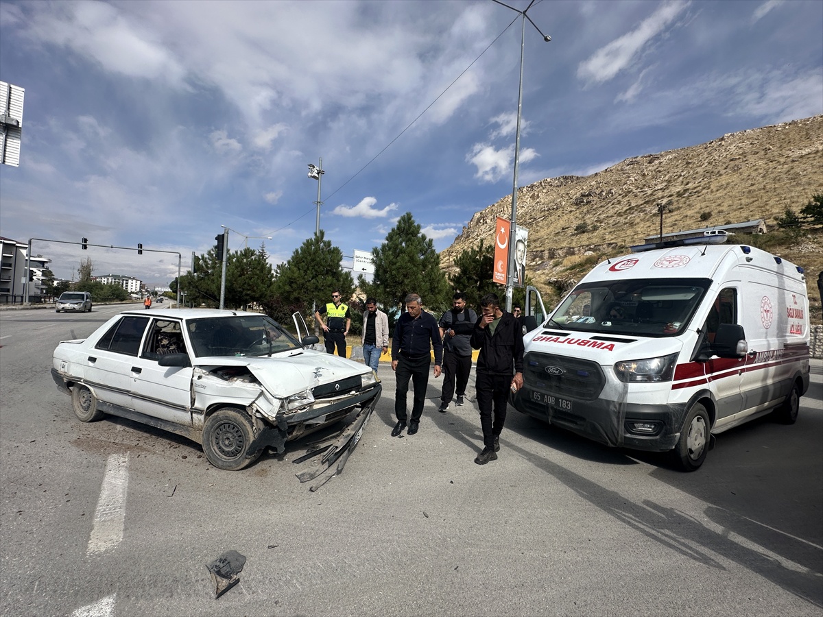 Van'da iki otomobilin çarpışması sonucu 2 kişi yaralandı