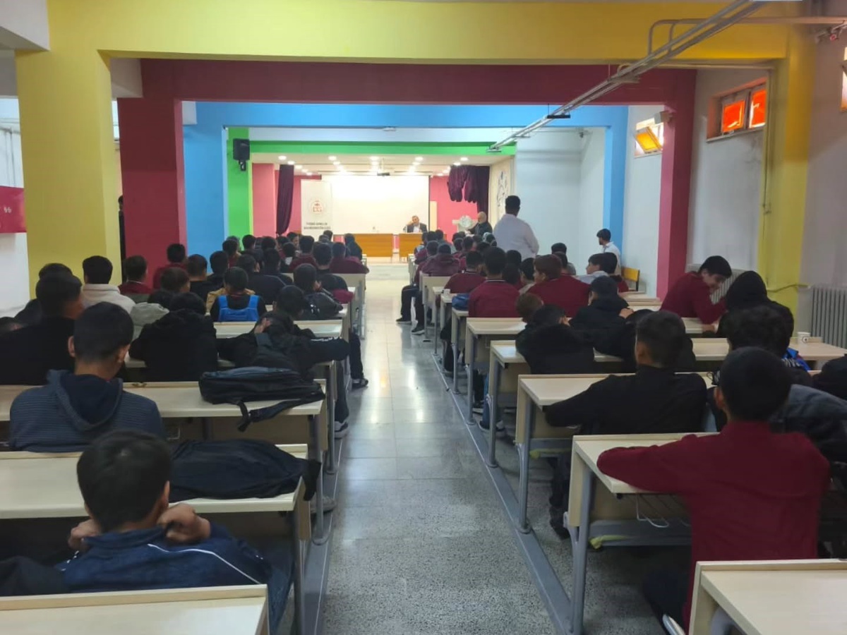 Van Tuşba'da liseli gençlere Peygamberimizin güzel ahlakı anlatıldı