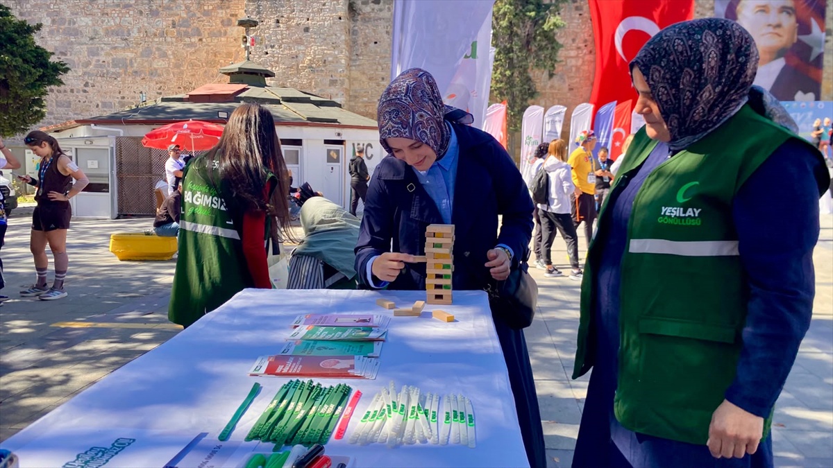 Yeşilay Sinop Şubesi Uğur Mumcu Meydanı'nda bağımlılıklara karşı stant açtı