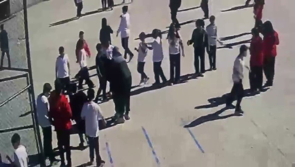 Zonguldak'ta nöbetçi öğretmen, boğulan öğrenciyi heimlich manevrasıyla kurtardı